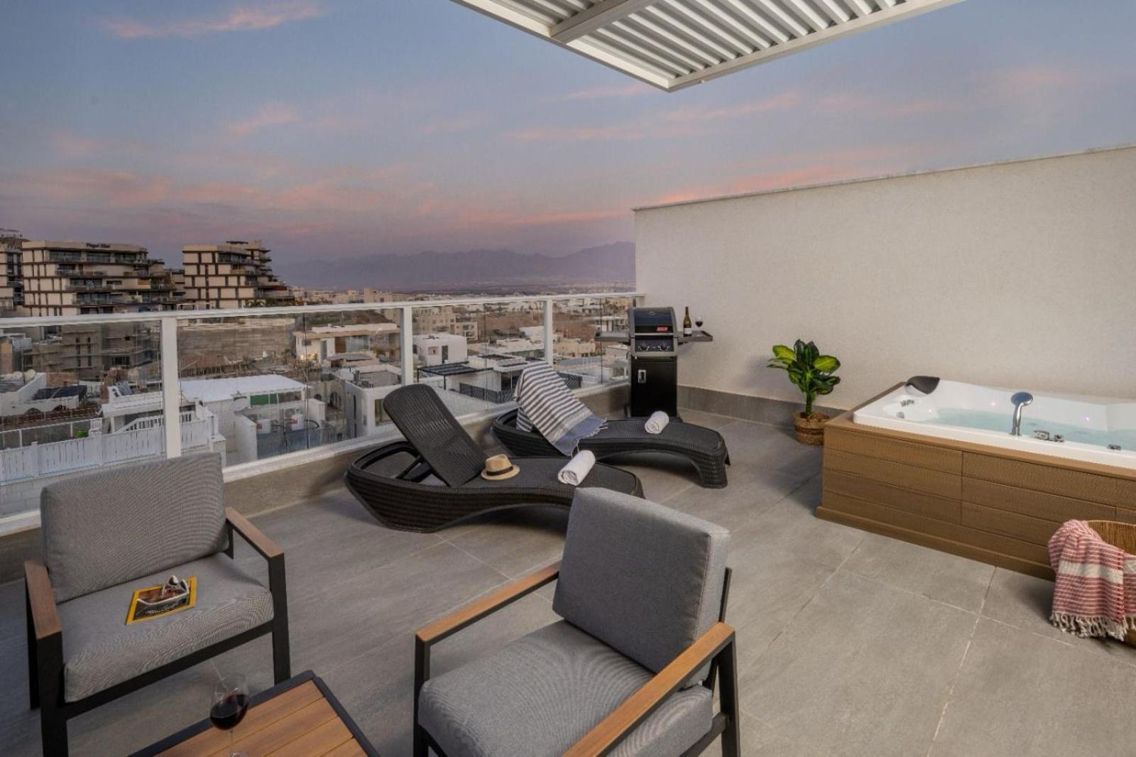 Mountain And Sea View - Penthouse With Private Pool Apartamento Eilat Exterior foto